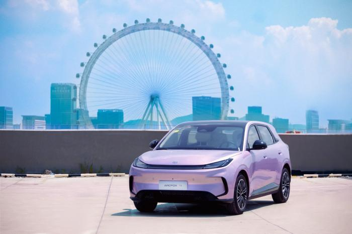 6.88万起！极狐T1上市首日即用三重大礼锁定家庭用户